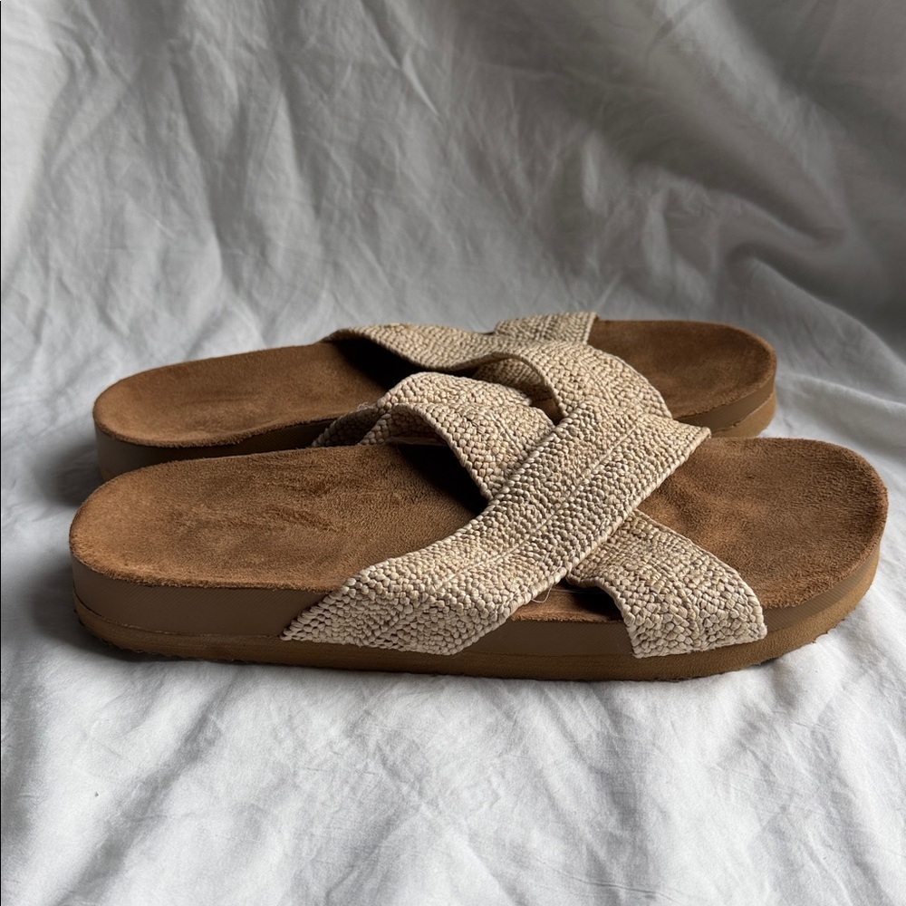 Elegant Beige Cross-Strap Sandals - Picture 4 of 6